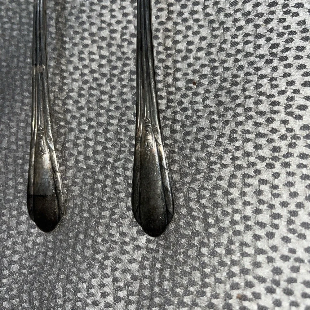 2 Oneida LYNNWOOD Silver-plate Serving Spoons‎ Need Polished